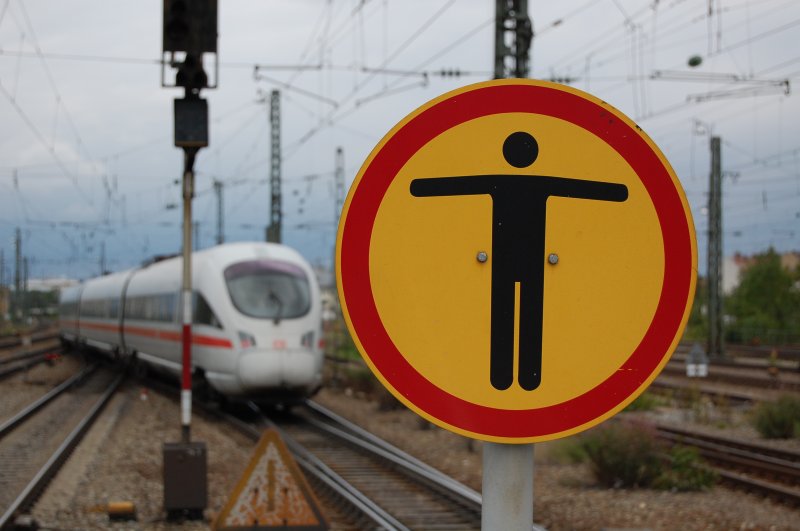  HALT! Hier endet der Bahnsteig!  - Im Hintergrung fhrt ein ICE-T(ea) mit dem Namen Leipzig aus dem Bahnhof Mnchen-Pasing aus. Foto: Donnerstag, den 09.08.07.