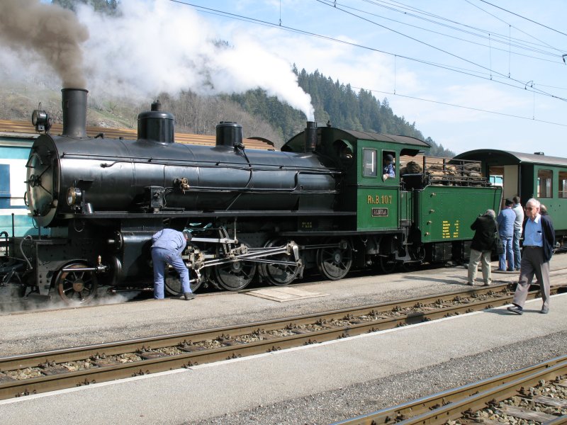 Halt in Ilanz Wasserfassen und schmieren bei der Oberlandfahrt. Die Dampflok 107 ist unterwegs am 18.03.2007 nach Sumtvitg.