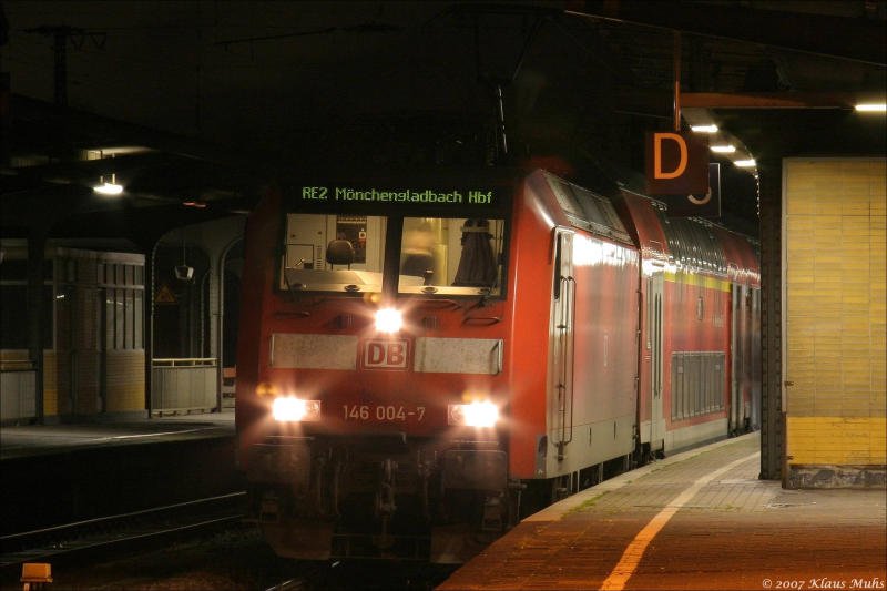 Halt in Wanne-Eickel Hbf. fr den RE2 nach Mnchengladbach mit Zuglok 146 004-7.  11.12.2007