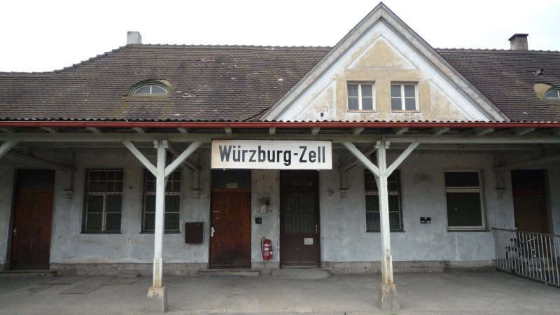 Haltepunkt Wrzburg-Zell. Das Bahnhofsgebude ist sehr vergammelt. Auch der Bahnsteig (auf einem anderen Bild zu sehen!) ist schon sehr verfallen. Alles in allem einer von vielen sanierungsbedrftigen Haltepunkten in Deutschland.