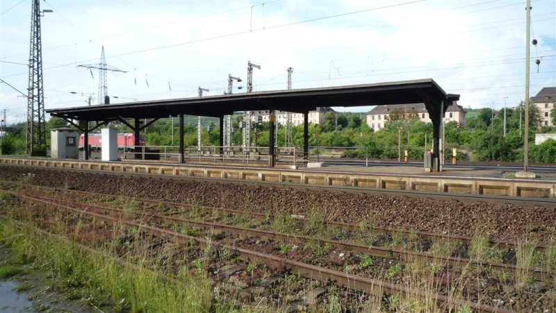 Haltepunkt Wrzburg-Zell. Der Bahnsteig ist schon sehr verfallen auch die Gleisanlage rundherum ist sehr ungepflegt. Das Bahnhofsgebude (auf einem anderen Bild zu sehen!) ist auch sehr vergammelt. Alles in allem einer von vielen sanierungsbedrftigen Haltepunkten in Deutschland.