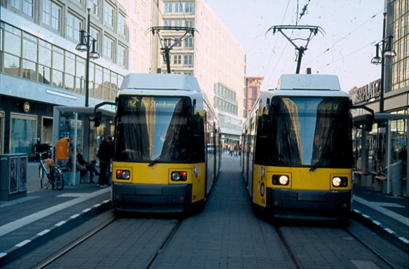 Haltestelle Alexanderplatz/Dirksenstrasse. Dieses Bild sieht man erst seit der Taktverdichtung auf der M2. Ursprnglich war das linke Gleis nur fr Umleitungsverkehre gedacht und das rechte (Stumpfgleis) fr den Planverkehr.