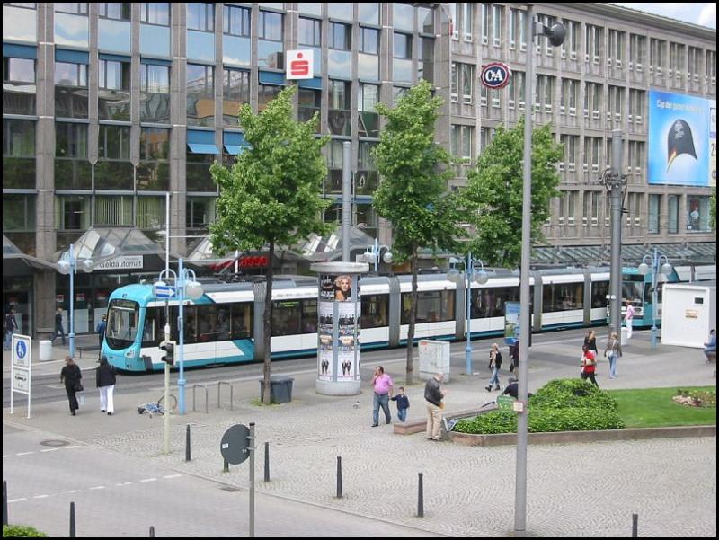 Haltestelle am Paradeplatz in Mannheim, aufgenommen am 24.05.2006.