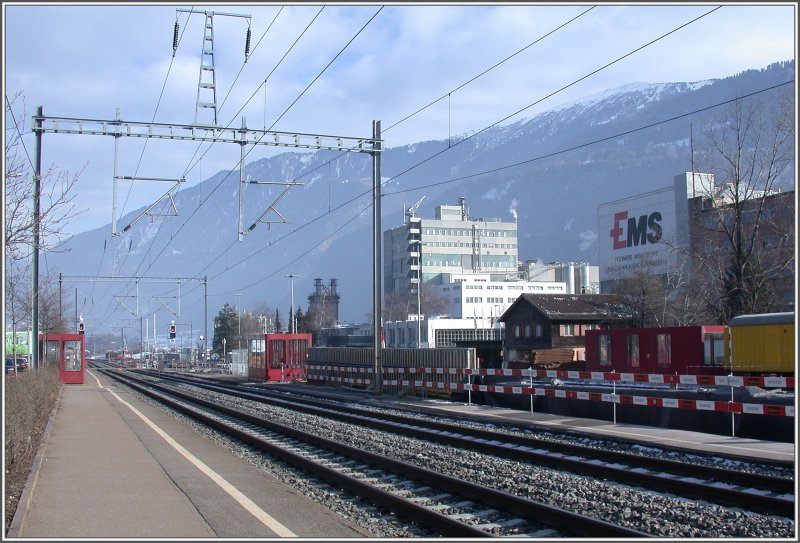 Haltestelle Ems Werk an der RhB Doppelspurstrecke Chur-Reichenau-Tamins. Rechts hinter der Bauabschrankung senkt sich neu das Anschlussgleis der Sgerei Stallinger und unterfhrt die RhB und die kantonsstrasse. (01.02.2007)