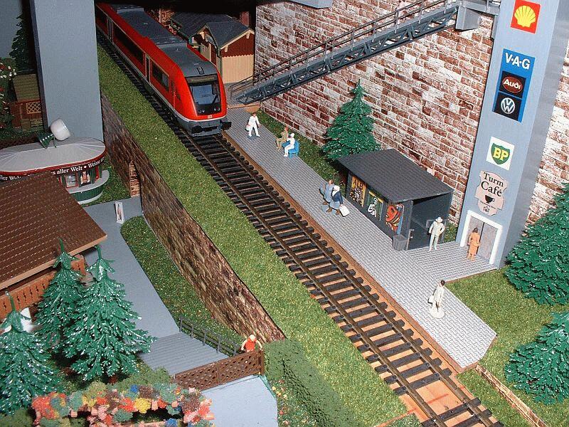 Haltestelle  Fernsehturm  mit Fahrstuhl und Treppe zum Fu des Fernsehturmes. Die Unterfhrung geht unter der Bahnstrecke hindurch zu 3 Husern auf der linken Seite. Von oben kommt ein Wendezug mit Modus-Wagen (Fleischmann 5653 und 5654).