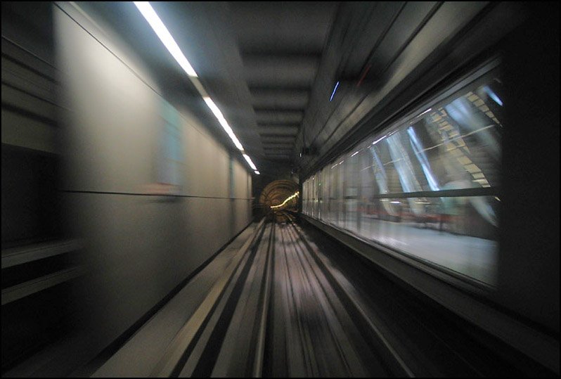 Haltestelle Nørreport von der Gleisseite aus gesehen.Hinter der Glaswand sind die Rolltreppen erkennbar. Die Haltestellen wurden alle in offener Bauweise erstellt, im Hintergrund ist der röhrenförmige Streckentunnel erkennbar. 

23.08.2006 (J)