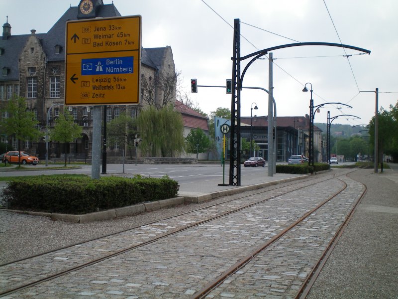 Haltestelle Theaterplatz der NTB mit Blickrichtung Vogelwiese.
Die Naumburger Straenbahn verkehrt seit 1892 mit einigen Unterbrechungen auf einer ringfrmig angelegten Strecke.Seit 1994 nur noch auf dem Teilstck Hauptbahnhof-Vogelwiese. Sie ist heute der kleinste Straenbahnbetrieb in Deutschland und einer der kleinsten in Europa.Die Spurweite betrgt 1000 mm.Der Betreiber ist die Naumburger Straenbahn GmbH.Der kleine Streckenabschnitt Vogelwiese-Salztor befindet sich im Moment im Wiederaufbau.Naumburg a.d.Saale 19.04.2009
