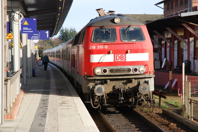 HAMBURG, 01.02.2007, 218 315-0 in Richtung Bad Oldesloe beim Halt im Bahnhof Hamburg-Rahlstedt