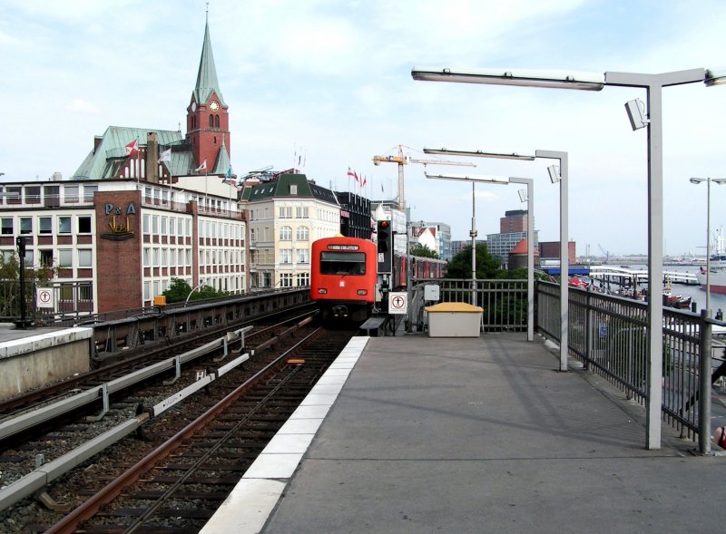 HAMBURG, 12.08.2004, ein DT-2 bei der Ausfahrt aus dem U-Bahnhof Landungsbrücken