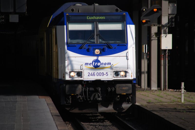 HAMBURG, 12.09.2009, 246 009-5 der metronom Eisenbahngesellschaft nach Cuxhaven bei der Ausfahrt aus Gleis 11 im Hamburger Hauptbahnhof