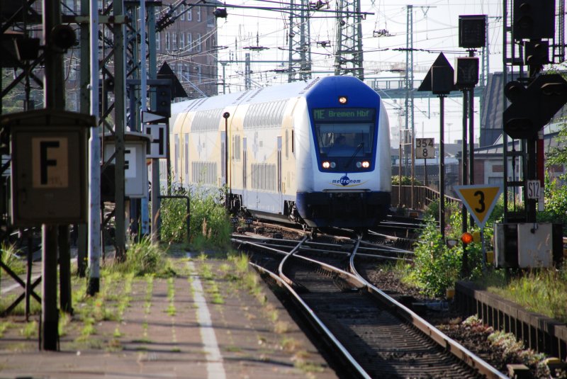 HAMBURG, 12.09.2009, metronom-Zug von Uelzen nach Hamburg zur Weiterfahrt nach Bremen Hbf bei der Einfahrt in Hamburg Hbf