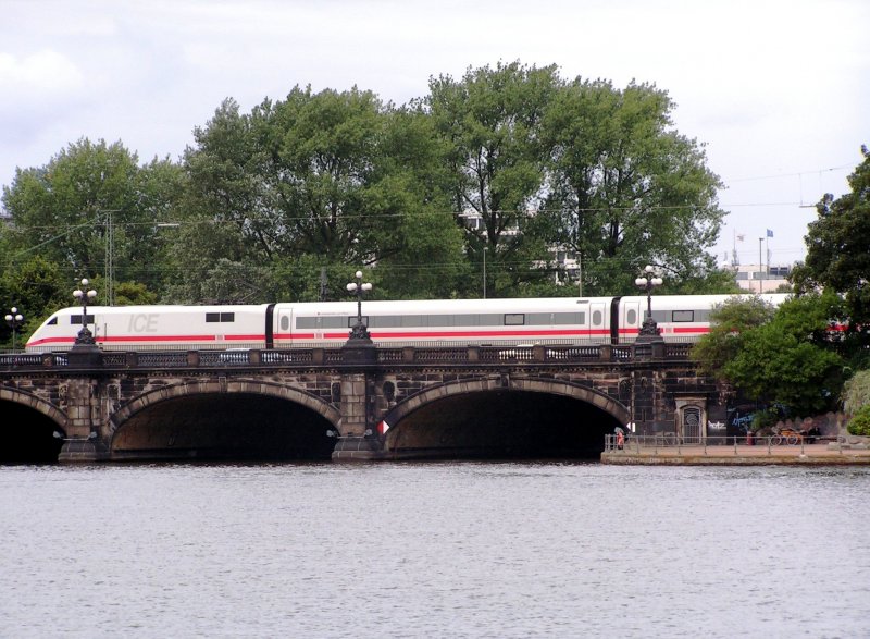 HAMBURG, 21.08.2004, ein ICE von Hamburg Hauptbahnhof nach Hamburg-Dammtor auf der Lombardsbrücke