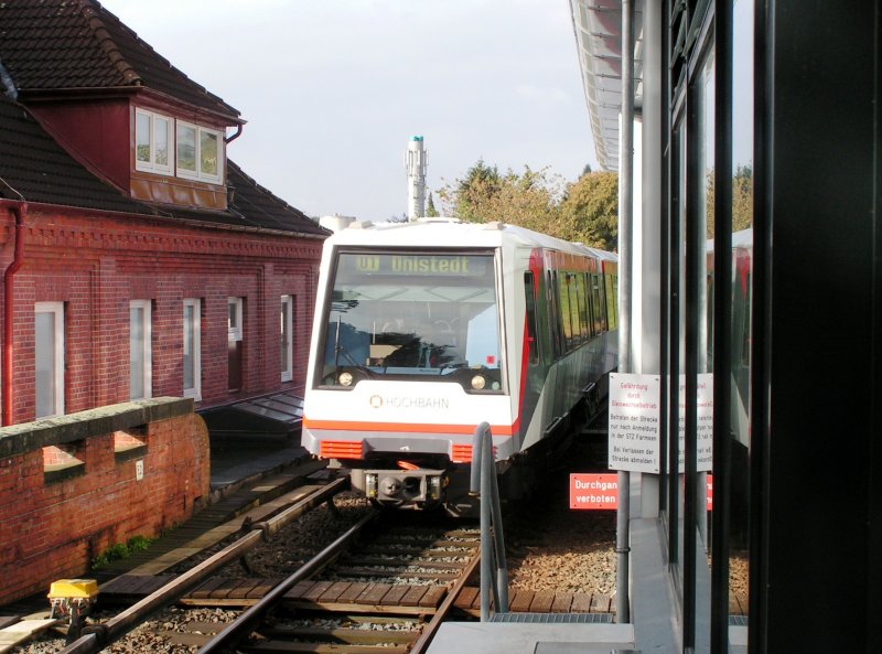 HAMBURG, 25.09.2004, U1 nach Ohlstedt bei der Einfahrt in den U-Bahnhof Trabrennbahn