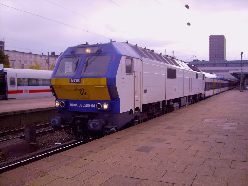 Hamburg-Altona, 24.10.2006. Um Punkt 13:00 steht MaK DE 2700-04 mit ihrer 6-w�gigen Nord-Ostsee-Bahn zur Abfahrt nach Westerland auf der sch�nen Nordseeinsel Sylt bereit.
