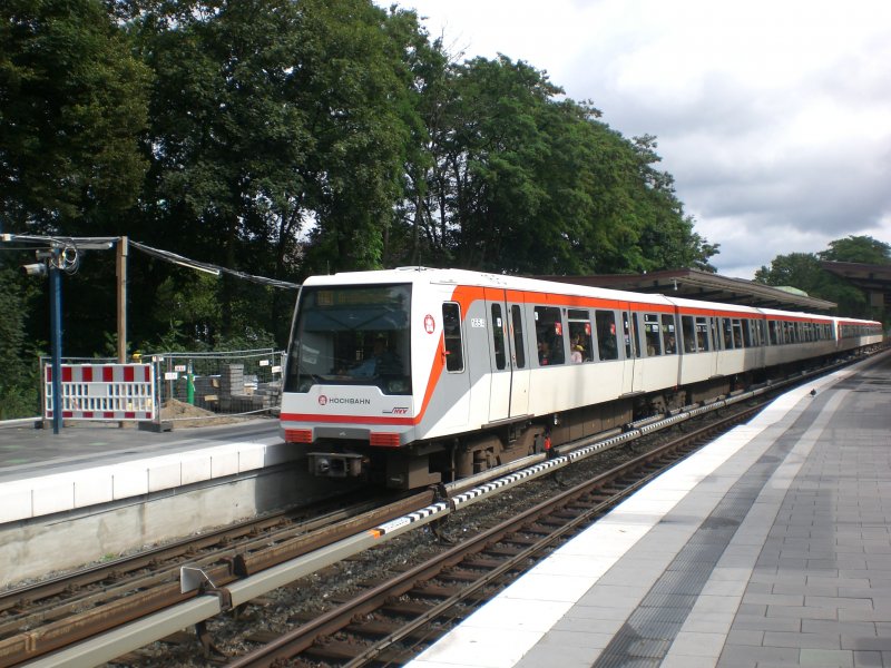 Hamburg: Die U1 nach U-Bahnhof Grohansdorf im U-Bahnhof Kellinghusenstrae.