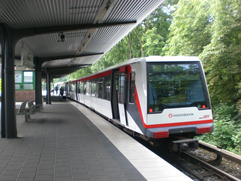 Hamburg: Die U1 nach U-Bahnhof Farmsen im S+U Bahnhof Ohlsdorf.