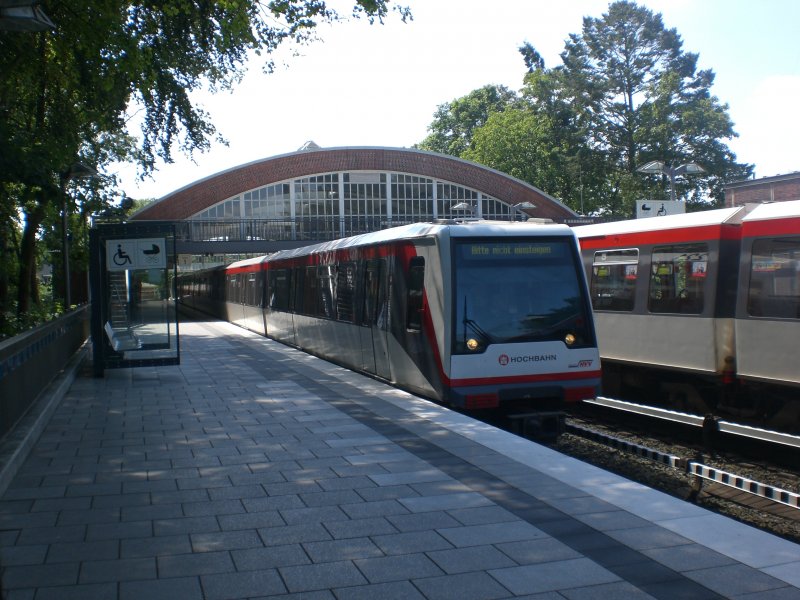 Hamburg: Die U1 im U-Bahnhof Volksdorf.