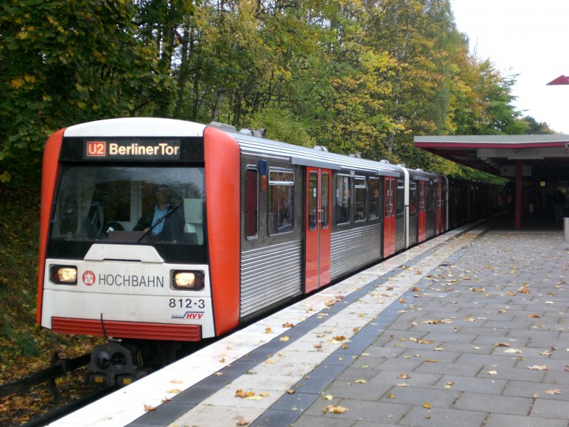 Hamburg: Die U2 nach S+U Bahnhof Berliner Tor im U-Bahnhof Hagenbecks-Tierpark.