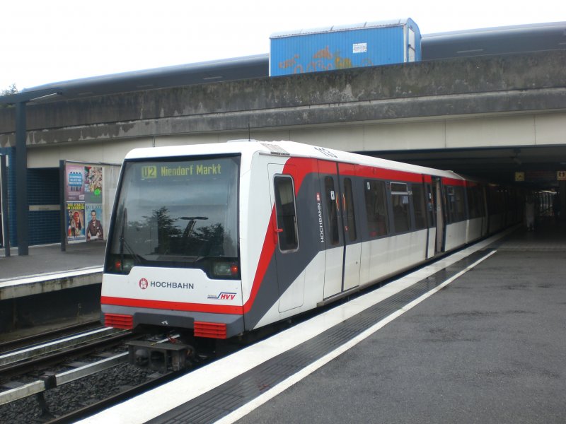 Hamburg: Die U2 nach U-Bahnhof Niendorf Markt im U-Bahnhof Billstedt.