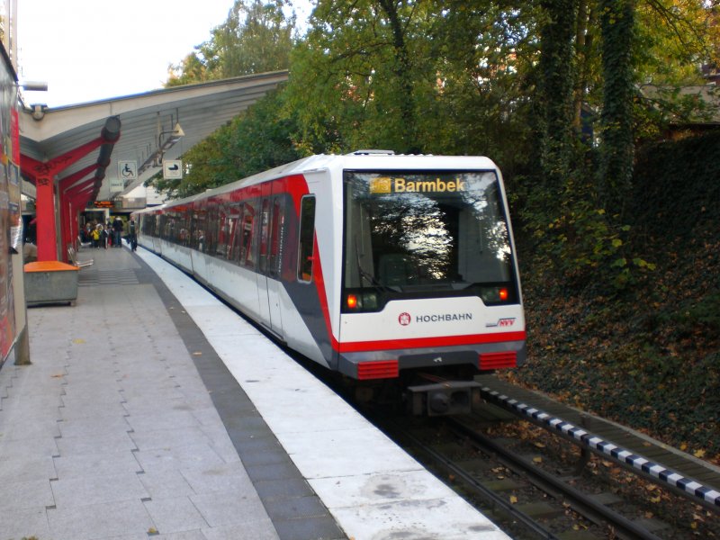 Hamburg: Die U3 nach S+U Bahnhof Barmbek im U-Bahnhof Borgweg.