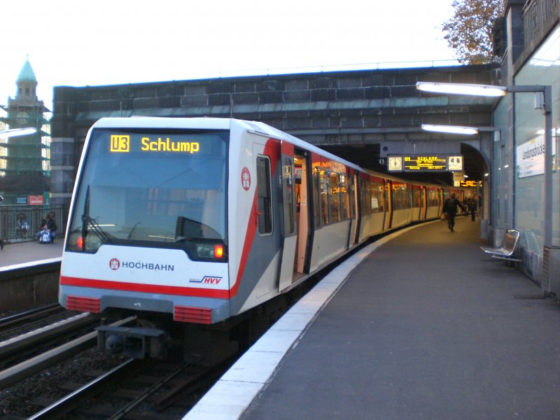 Hamburg: Die U3 nach S+U Bahnhof Schlump im S+U Bahnhof Landungsbrcken.