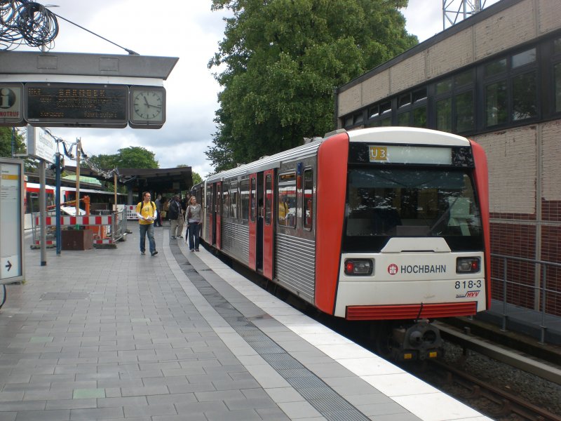 Hamburg: Die U3 nach S+U Bahnhof Barmbek im U-Bahnhof Kellinghusenstra�e.