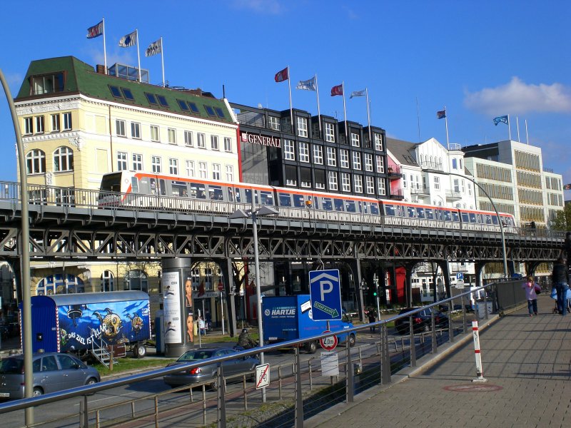 Hamburg: Die U3 nach U-Bahnhof Mmmelmannsberg im U-Bahnhof Mundsburg.