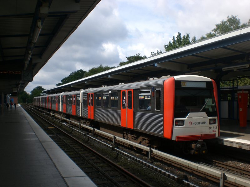 Hamburg: Die U3 im U-Bahnhof Wandsbek Gartenstadt.