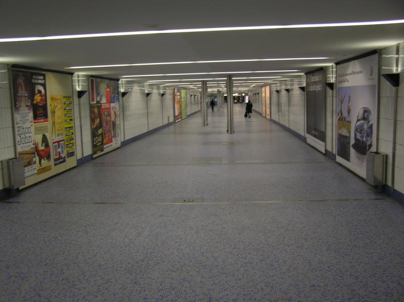 Hamburg: Durchgangstunnel zwischen der Haltestelle  Rathaus  der Linie U3 und der Haltestelle  Jungfernstieg  der U1, U2 und S-Bahn