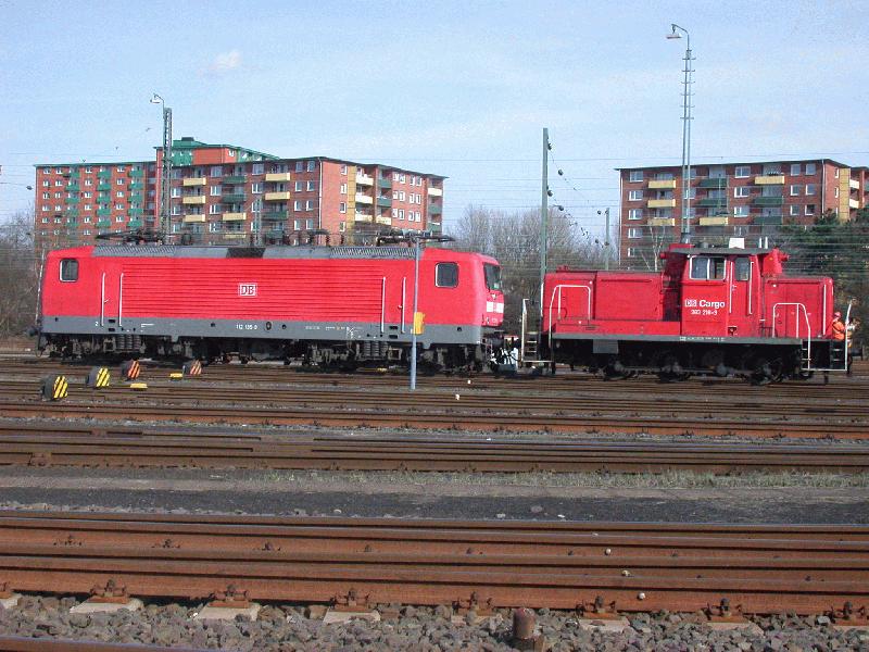 Hamburg, Mrz 2002. Lok der BR 112 am Haken der 363 216.