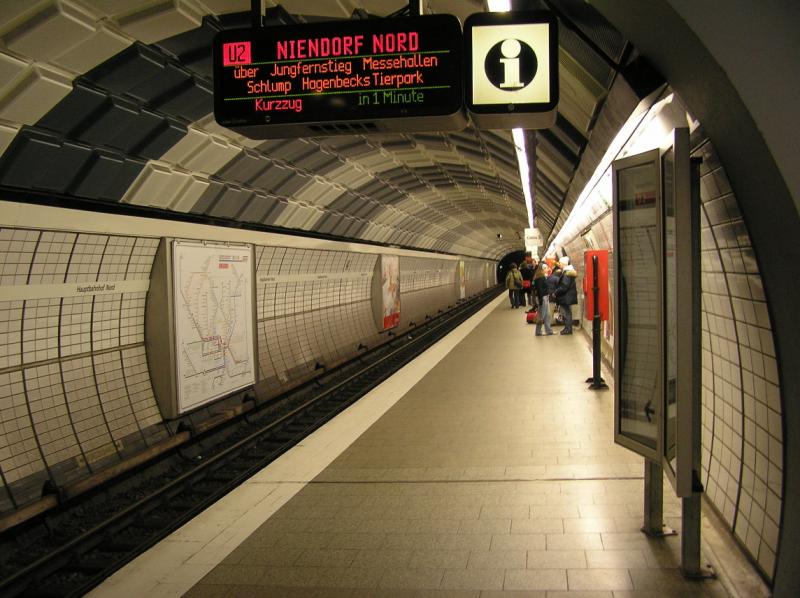 Hamburg: Station Hauptbahnhof Nord der Linie U2. Im Bild die Anzeigetafel des Fahrziels, links der Liniennetzplan und rechts der Schaukasen der nchsten Haltestellen der Linie
