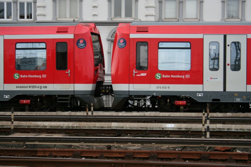 Hamburger-S-Bahn 474 131-0 gekoppelt mit 474 612-9 am 19.4.2008 in Hamburg-Altona.Von der Seite lcheln beide fr Hamburg, aber von oben wurden die Triebzge mal wieder beschmiert. Vielleicht sollte die Bahn auch einmal die Dcher zur Reinigung mit einbeziehen. 