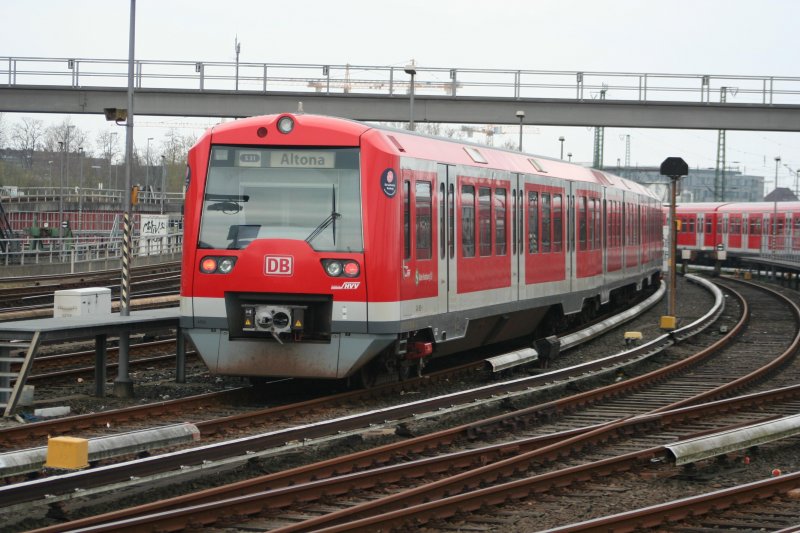 Hamburger S-Bahn 474 593-1 wartet abgestellt am 19.4.2008 in Hamburg-Altona auf einen neuen Einsatz.