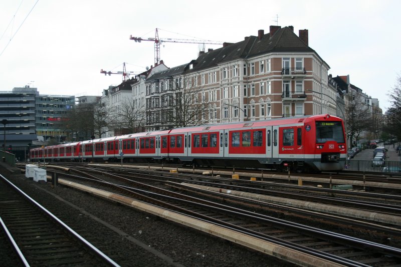 Hamburger S-Bahnzug der Linie S3 mit DB 474 112-0 am 19.4.2008 in Hamburg-Altona.