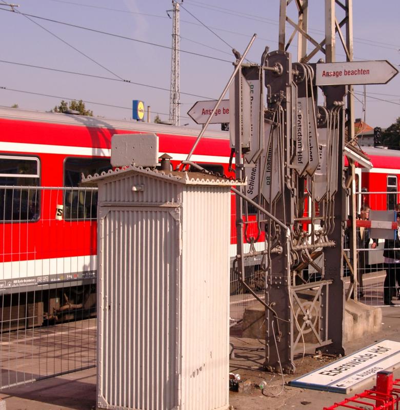 Hampelmann  auf dem Bahnsteig in Eberswalde Hbf Ende 2003. Der alte Zugzielanzeiger soll funktionslos erhalten bleiben.