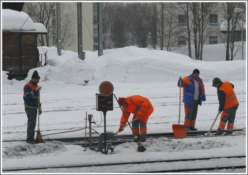 Handarbeit ist angesagt im Bahnhof Samedan. Kampf gegen die Naturgewalten. (17.02.2009)