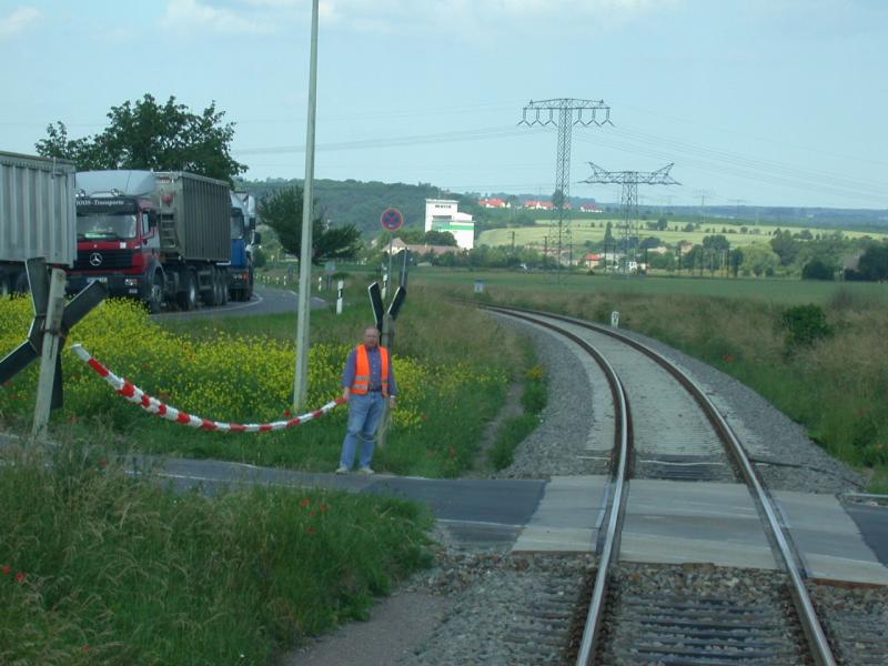 Handbediente Schranke an der Burgenlandbahn zwischen Naumburg und Artern. (24.06.2002)