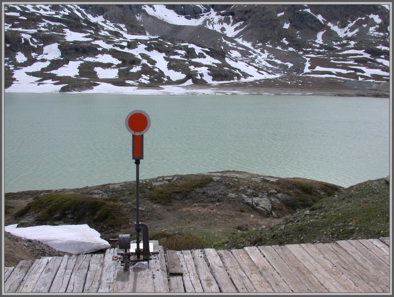 Handweiche auf 2253m /M. in Ospizio Bernina mit Lago Bianco im Hintergrund. (08.05.2007)