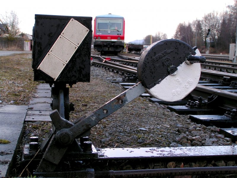 Handweiche mit dahinter ruhenden 928-589 am Bhf. Ried i.I.; 090319