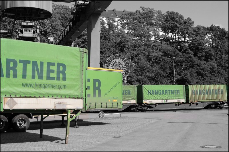 HANGARTNER am Sonntag: Im DUSS-Terminal Hagen stehen Wechselbr�cken, Container und Trailer aus Finnland zur Verladung bereit. (01.06.2008)
