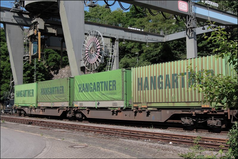 Hangartner verldt im DUSS-Terminal Hagen von der Strae auf die Schiene. (01.06.2008)
