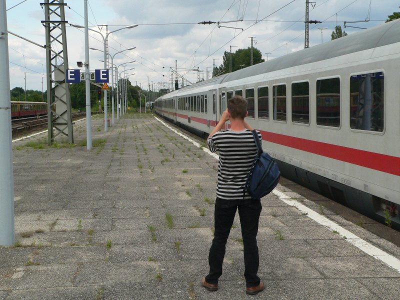 Hannes fotografiert einen Intercity in Wannsee.