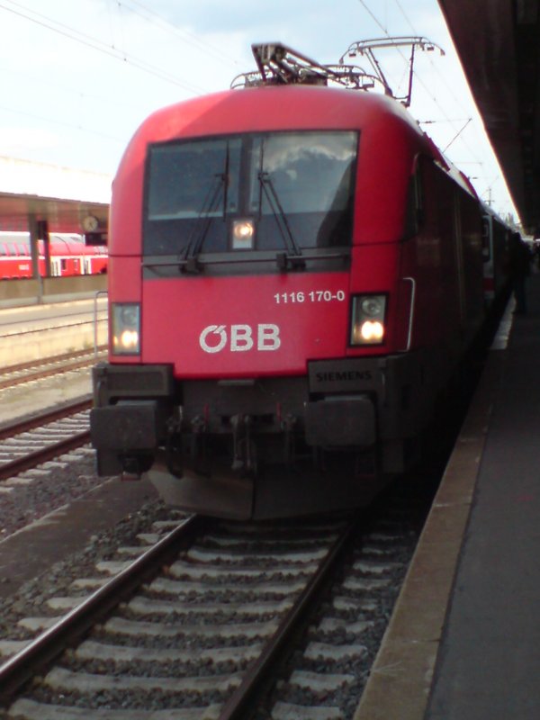 Hannover Hbf, 03.05.2008. InterCity 2082  Knigsee  von Berchtesgarden nach Hamburg-Altona, gezogen von einer BB Taurus. Der Zug hatte 15 Min. Versptung, wegen der Streckensperrung in Fulda.  