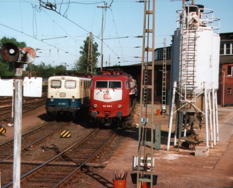 Hannover Hbf im Sommer 1992: 141325 und 103139 im Service-Bereich