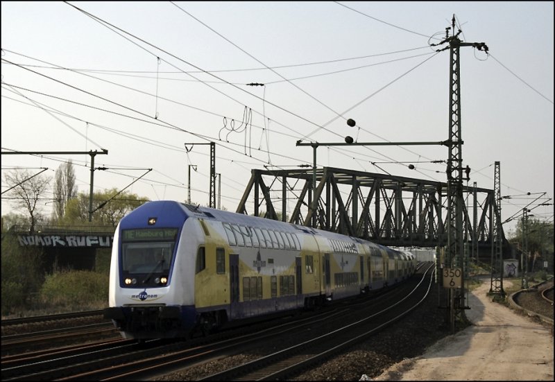 Hansestadt-Express: ME81149, Bremen Hbf - Hamburg Hbf, mit Schublok 146 534 passiert Weddel. (11.04.2009)
