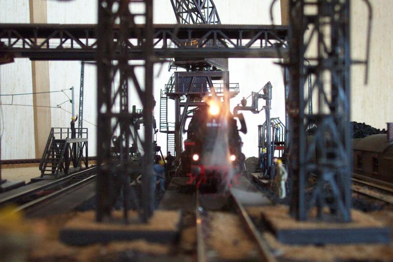 Harzbahn April 2004:  012 nach dem lbunkern beim Entschlacken und Besanden. Faller Kohlekran, Bockkran und die beiden Wasserstationen sind komplett fernsteuerbar und in allen Funktionen zu bedienen. Die Dampfversorgung befindet sich rechts im Anschluss an den 18-stndigen Schuppen.