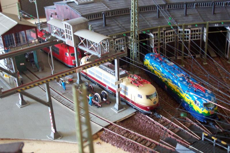 Harzbahn April 2004: 103er vor der Schlosserei. Die Sommerfeld-Spinne wird von den Abspannmasten vor den Schuppentoren auf starken Zug gebracht.