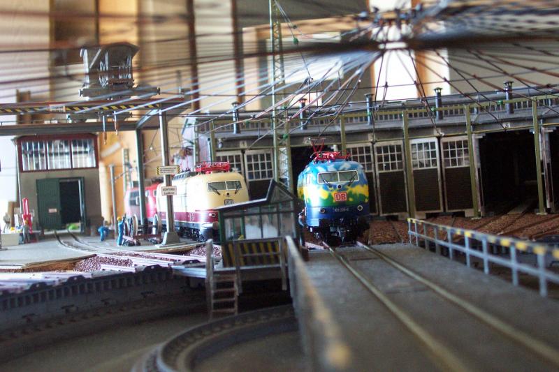 Harzbahn April 2004: Eine Ansammlung von 103ern wartet auf die nchsten Einstze vor den Interregios und IC's.