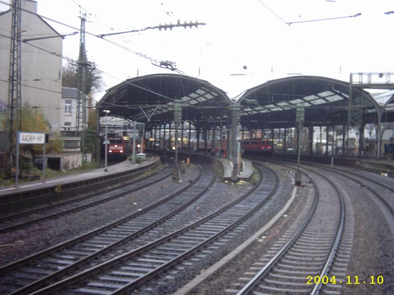 Hauptbahnhof Aachen, hier zu sehen aus der  Streckenansicht ! Aus dieser perspektive, wie hier, wrde man aus Dren kommen! Habe dies aus nem offenen Fenster bei SIlberlingen gemacht, bei der Ausfahrt Richtung Dren, also nach hinten fotografiert!