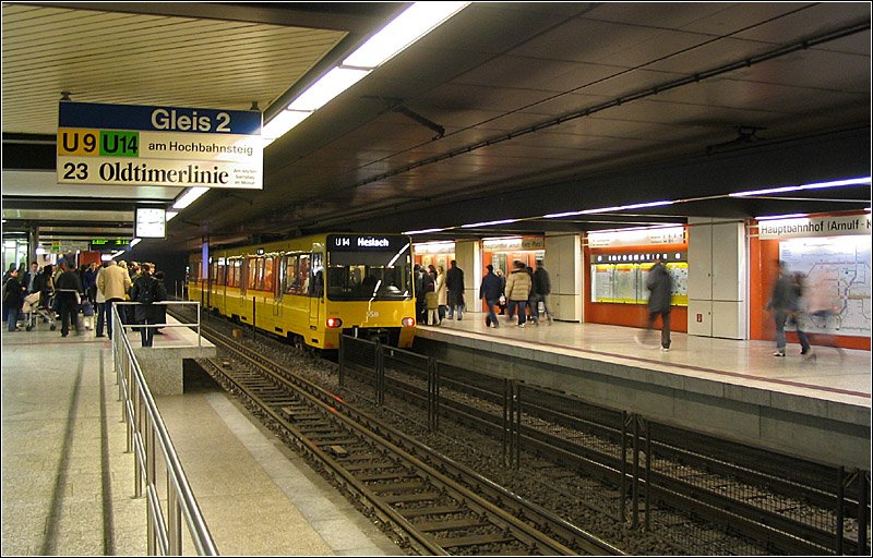 Hauptbahnhof (Arnulf-Klett-Platz) U5, U6, U7, U9, U12, U14, U15, (U11, 23) - 

Blick in die Bahnsteigebene. Die Haltestelle besteht eigenlich aus zwei nebeneinander liegenden Seitenbahnsteigstationen. Dadurch ergeben sich ein breiter Mittelbahnsteig und zwei Seitenbahnsteige. Der nördliche Stationsteil wird von den Tallängs- und Diagonallinien U9 und U14 angefahren, während der andere Bahnhofsbereich von den Talquerlinien bedient wird. Beide Strecken haben hier keine Gleisverbindung. Westlich der Haltestelle kreuzen sich die Gleise auf zwei Ebenen. Die Bahnsteiglänge reicht für Doppeltraktionszüge. An drei Gleisen gibt es noch schmale Tiefbahnsteige für die Straßenbahn. Der im Bild sichtbare Tiefbahnsteig dient lediglich der Oldtimerlinie 23, die hier die Innenstadtschleife Staatsgalerie - Charlottenplatz - Berliner Platz - Hbf -Staatsgalerie im Uhrzeigersinn befährt. 

08.02.2005 (M)